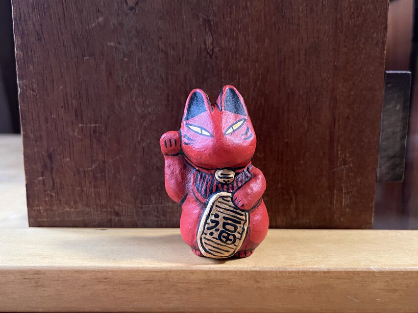 置物「招き猫 赤福」 | iichi 日々の暮らしを心地よくするハンドメイド