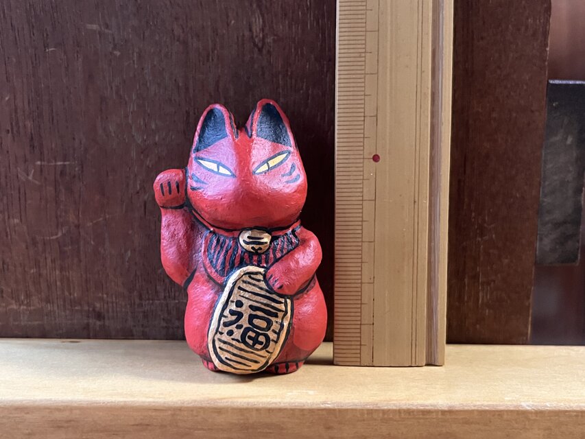置物「招き猫 赤福」 | iichi 日々の暮らしを心地よくするハンドメイド