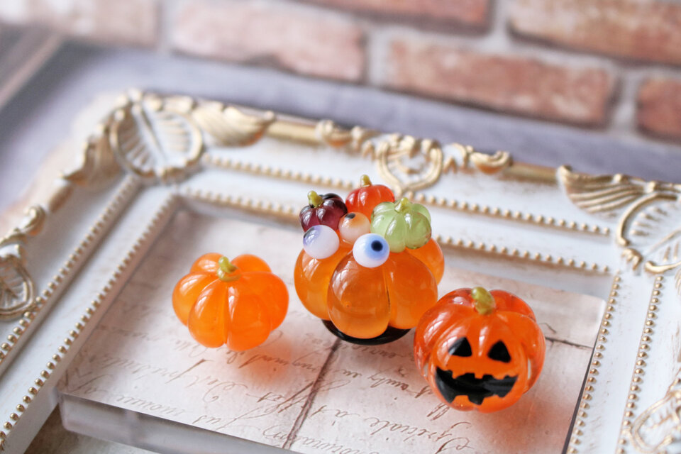 真夜中のハロウィンパーティー】ガラスのミニチュアパンプキン | iichi