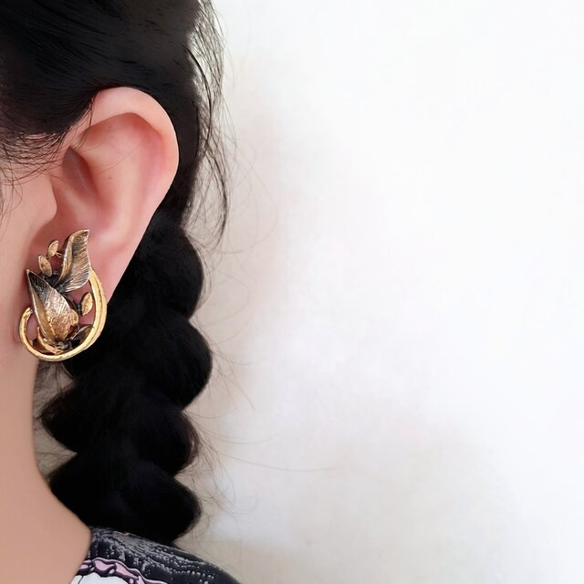 antique gold tone openwork leaf ヴィンテージイヤリング | iichi
