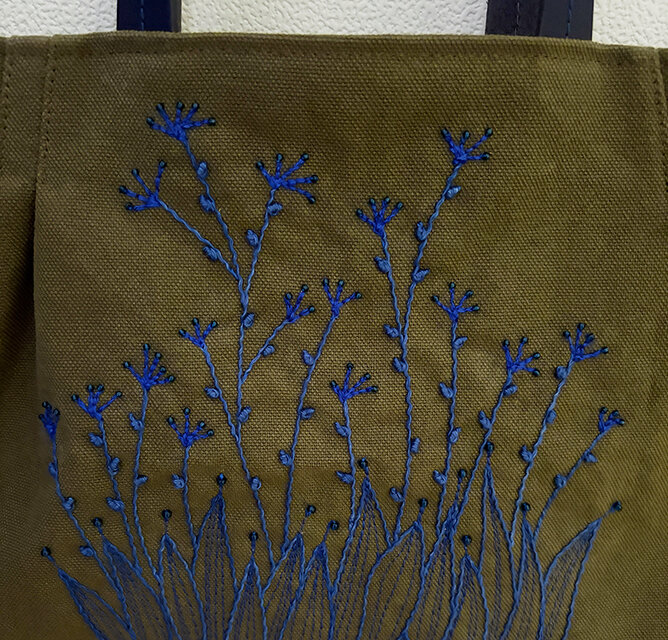 藍色糸ボタニカル刺繍のタック入りかばん | iichi 日々の暮らしを