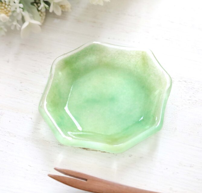 ガラスの八角豆皿 草原グリーン | iichi 日々の暮らしを心地よくする