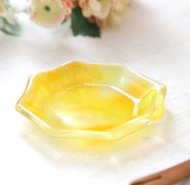 ガラスの八角豆皿 菊花イエロー | iichi 日々の暮らしを心地よくする