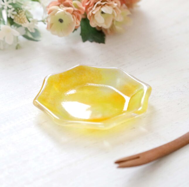 ガラスの八角豆皿 菊花イエロー | iichi 日々の暮らしを心地よくする