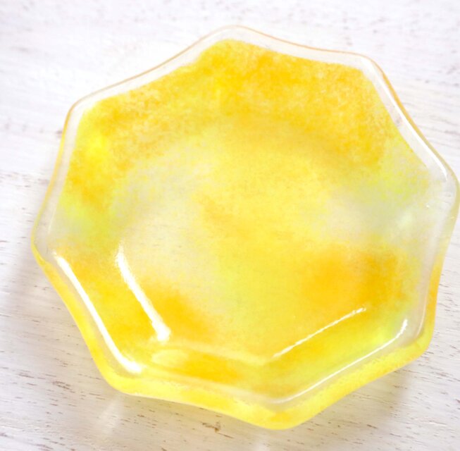 ガラスの八角豆皿 菊花イエロー | iichi 日々の暮らしを心地よくする