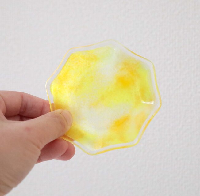 ガラスの八角豆皿 菊花イエロー | iichi 日々の暮らしを心地よくする