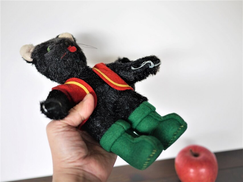 長靴をはいた黒猫 赤ベストの似合う黒ねこ ドイツぬいぐるみ