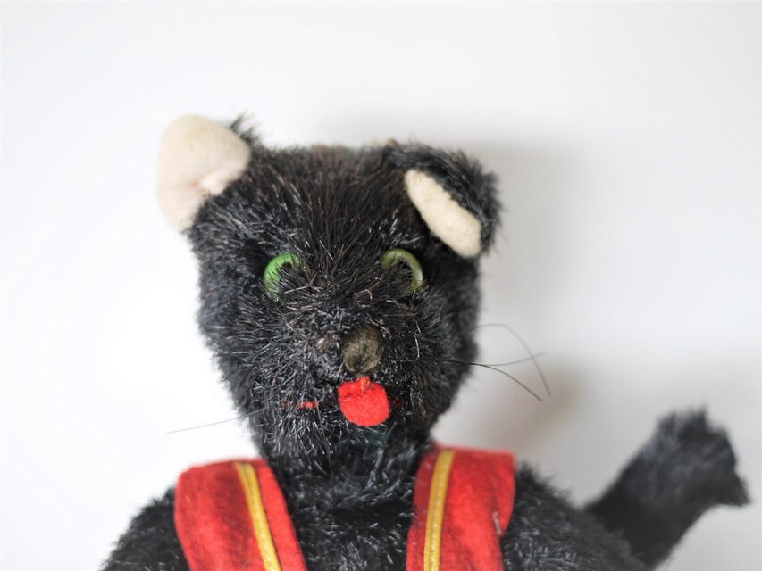 長靴をはいた黒猫 赤ベストの似合う黒ねこ ドイツぬいぐるみ