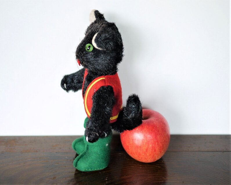 長靴をはいた黒猫 赤ベストの似合う黒ねこ ドイツぬいぐるみ