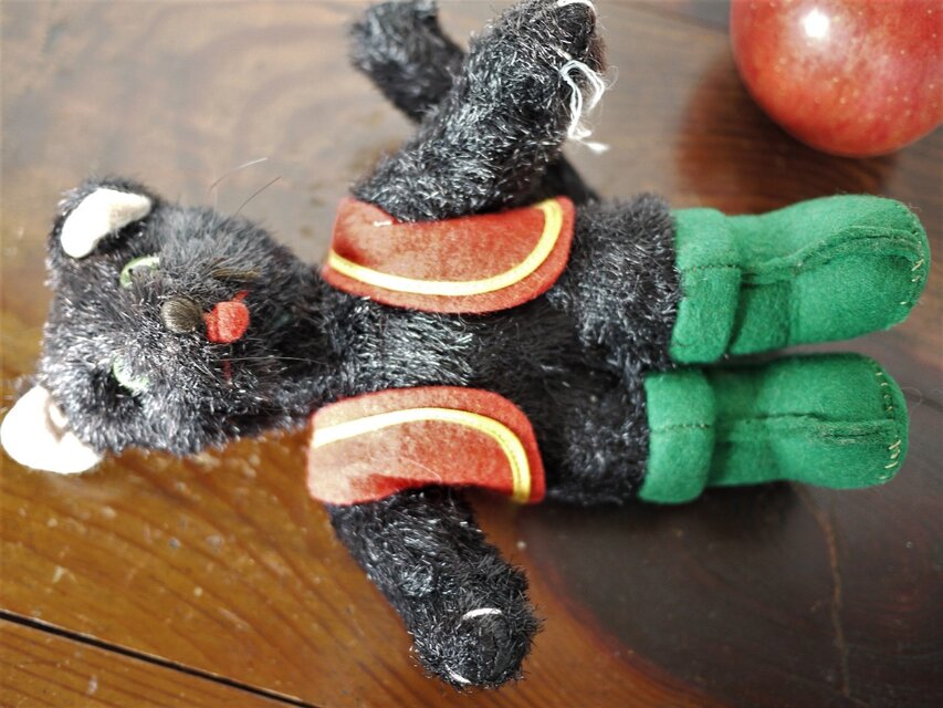 長靴をはいた黒猫 赤ベストの似合う黒ねこ ドイツぬいぐるみ