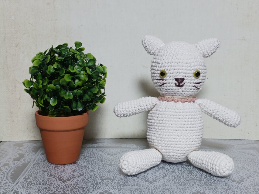 白ねこのあみぐるみ | iichi 日々の暮らしを心地よくするハンドメイド