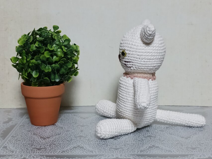 白ねこのあみぐるみ | iichi 日々の暮らしを心地よくするハンドメイド