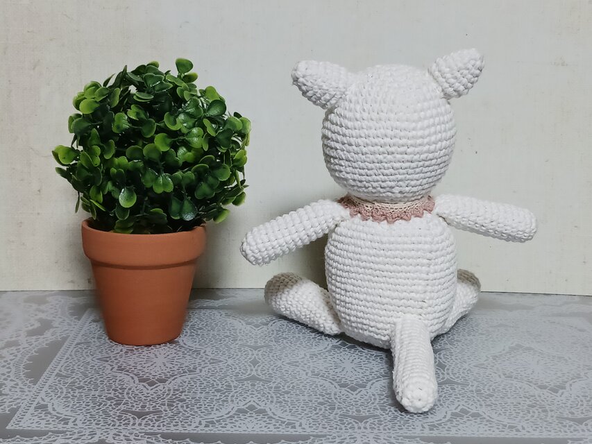 白ねこのあみぐるみ | iichi 日々の暮らしを心地よくするハンドメイド