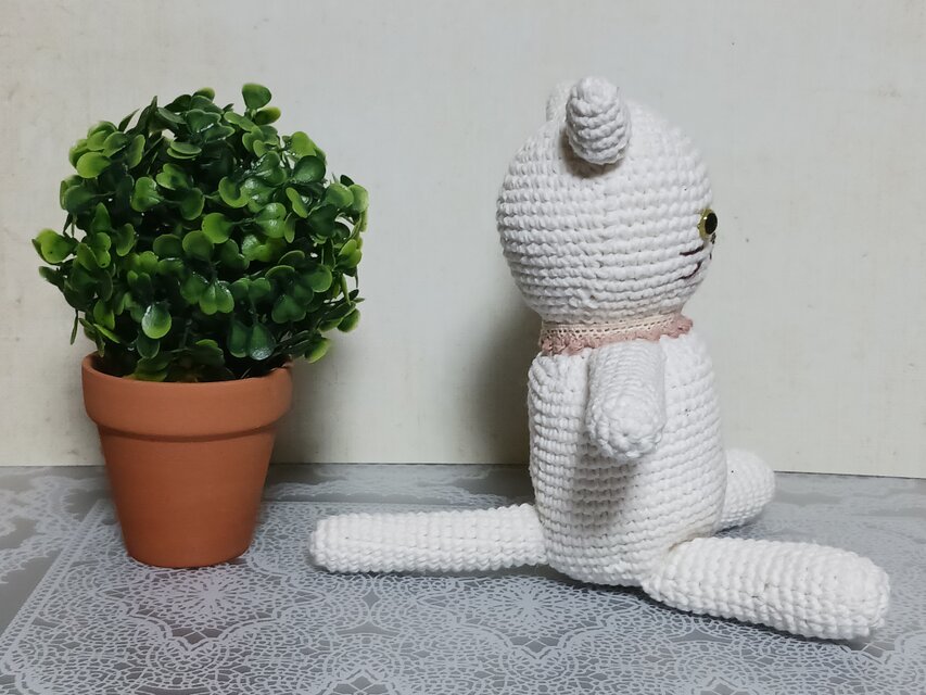 白ねこのあみぐるみ | iichi 日々の暮らしを心地よくするハンドメイド