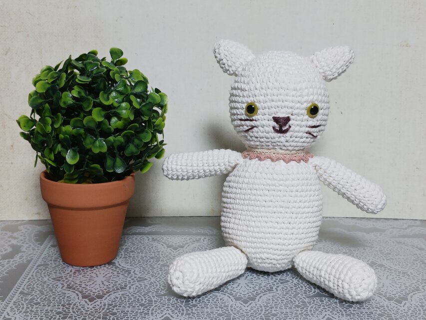 天然石ピンブローチ2点、あみぐるみ【chai】 白ねこのあみぐるみ | iichi 日々の暮らしを心地よくするハンドメイド