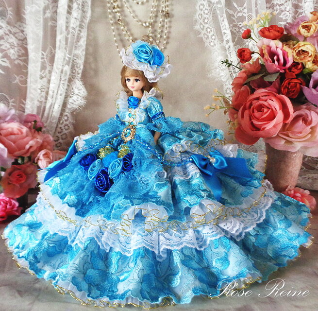 ヴィンテージ　アヒルの人形 青い花柄ドレス ヴィクトリア王妃 アクアブルー 煌めきの透明感ボリュームフリルドール