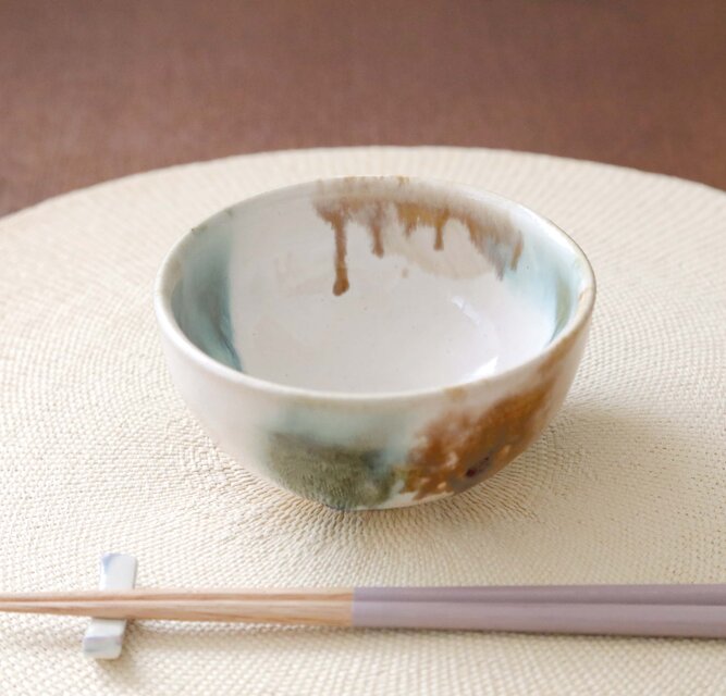 緑青と飴色刷毛目の飯碗 | iichi 日々の暮らしを心地よくする
