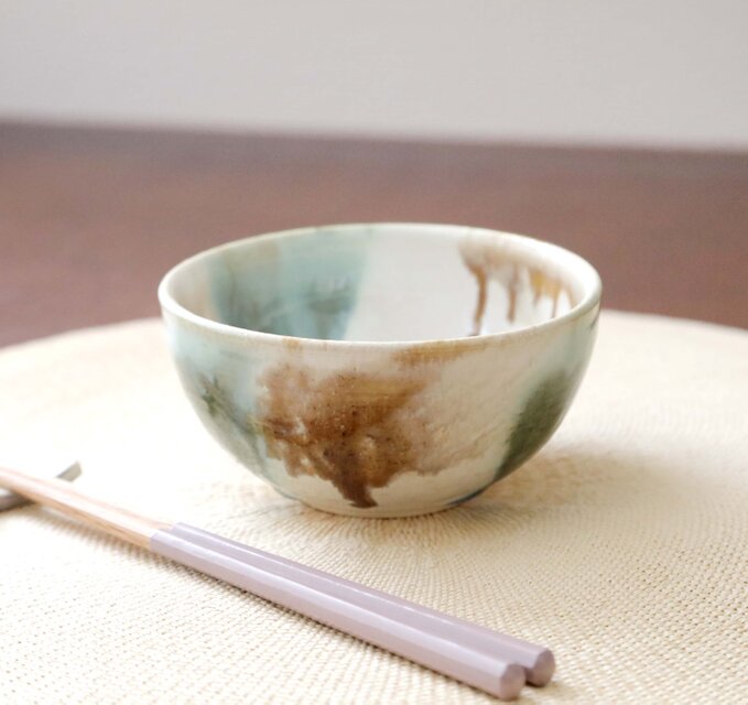 緑青と飴色刷毛目の飯碗 | iichi 日々の暮らしを心地よくする