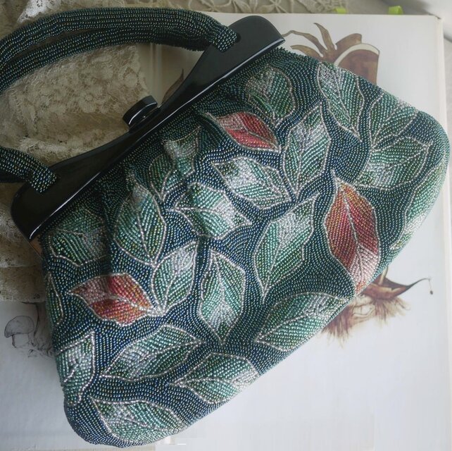 【美品】ビーズバッグ　総ビーズ　ハンドバッグ　がま口　リーフ柄　刺繍④ リーフモチーフ ビーズのハンドバッグ 総ビーズ レトロ日本 | iichi
