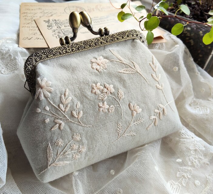 刺繍*リネン*がま口*ポーチ*ピスタチオ | iichi 日々の暮らしを