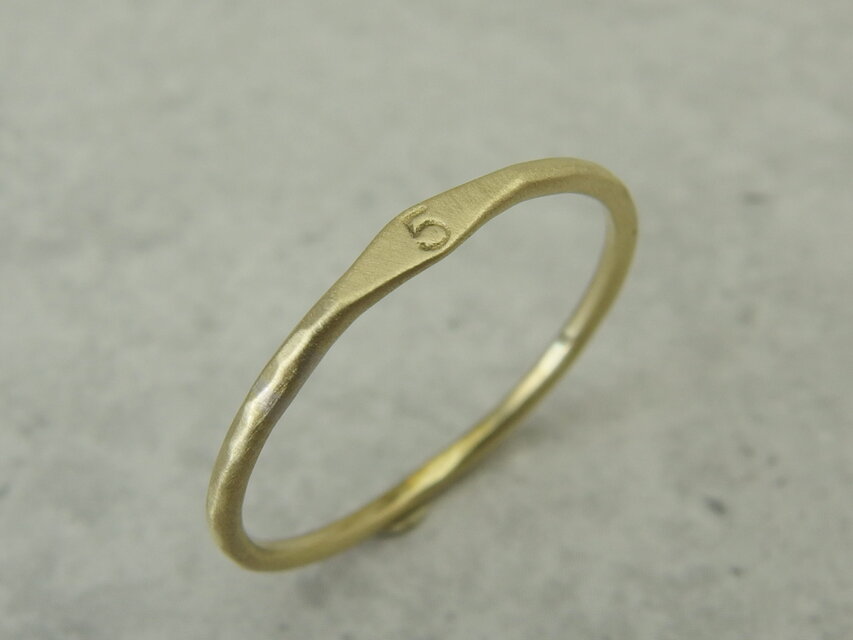 真鍮イニシャルリング【brass】真鍮/槌目マット/艶消し/一文字/刻印