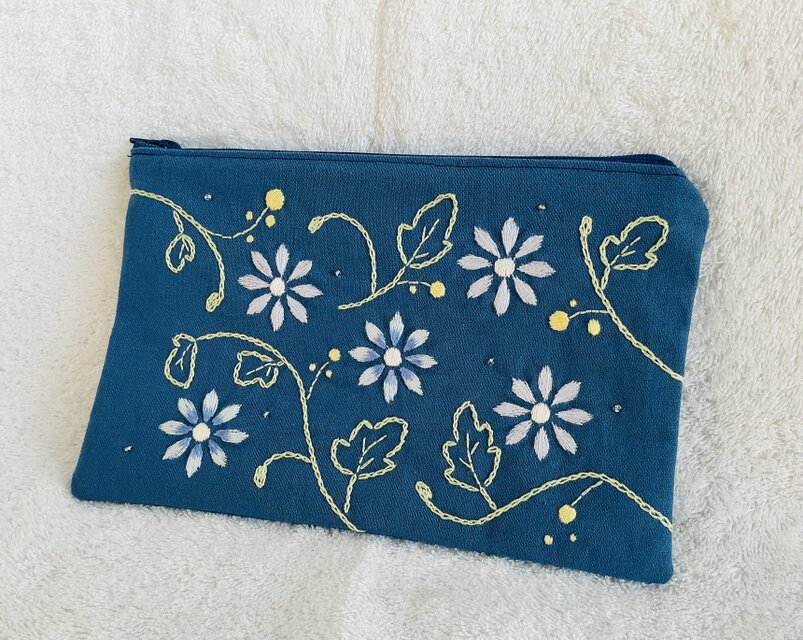 花刺繍のポーチ（ブルー・ピンク） | iichi 日々の暮らしを心地よく