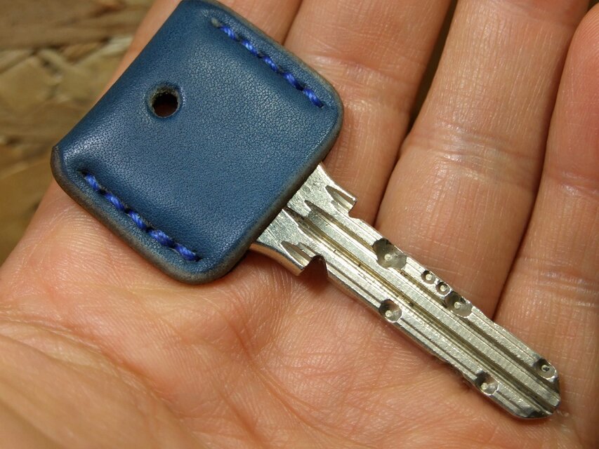 青いキーカバー　