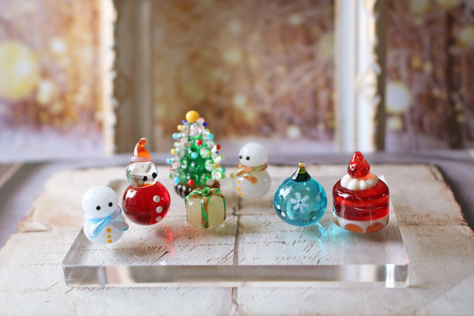 小さなガラスのクリスマス物語】 ～サンタと雪だるまたちの聖夜