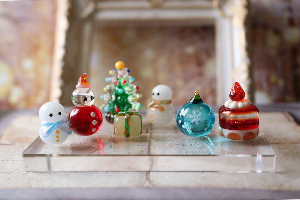 小さなガラスのクリスマス物語】 ～サンタと雪だるまたちの聖夜