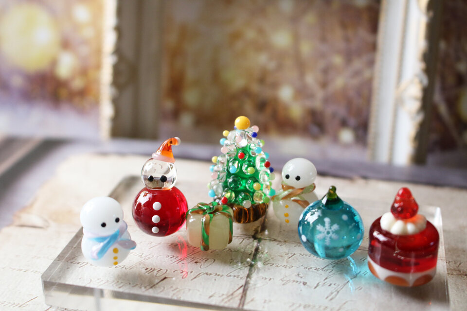 小さなガラスのクリスマス物語】 ～サンタと雪だるまたちの聖夜
