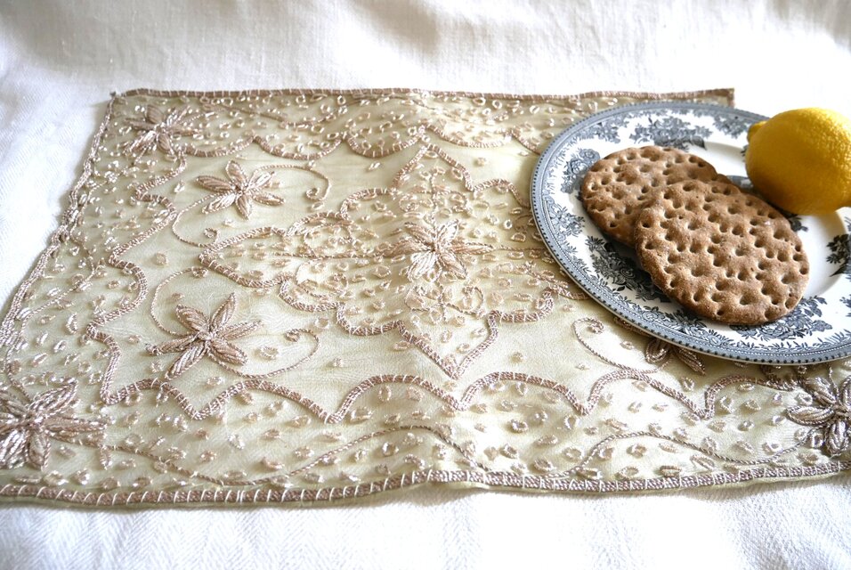 インド ザリ刺繡の飾り布 淡いオリーブグリーン色 | iichi 日々の