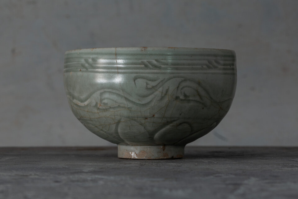 中国　龍泉窯　青磁　茶碗　時代箱　V　R7618 龍泉窯 青磁茶碗 元時代様式 粉青 波状文 連弁文 中国古陶磁 14世紀頃