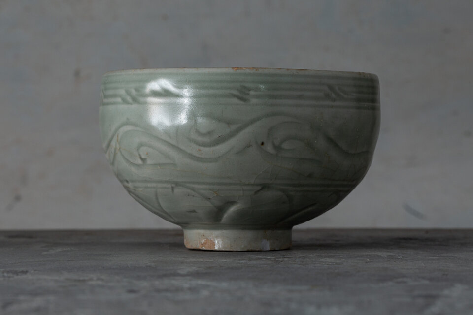 龍泉窯 青磁茶碗 元時代様式 粉青 波状文 連弁文 中国古陶磁 14世紀頃