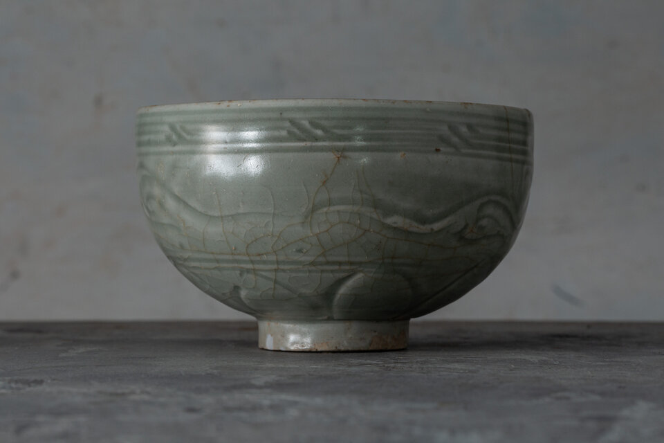 龍泉窯 青磁茶碗 元時代様式 粉青 波状文 連弁文 中国古陶磁 14世紀頃