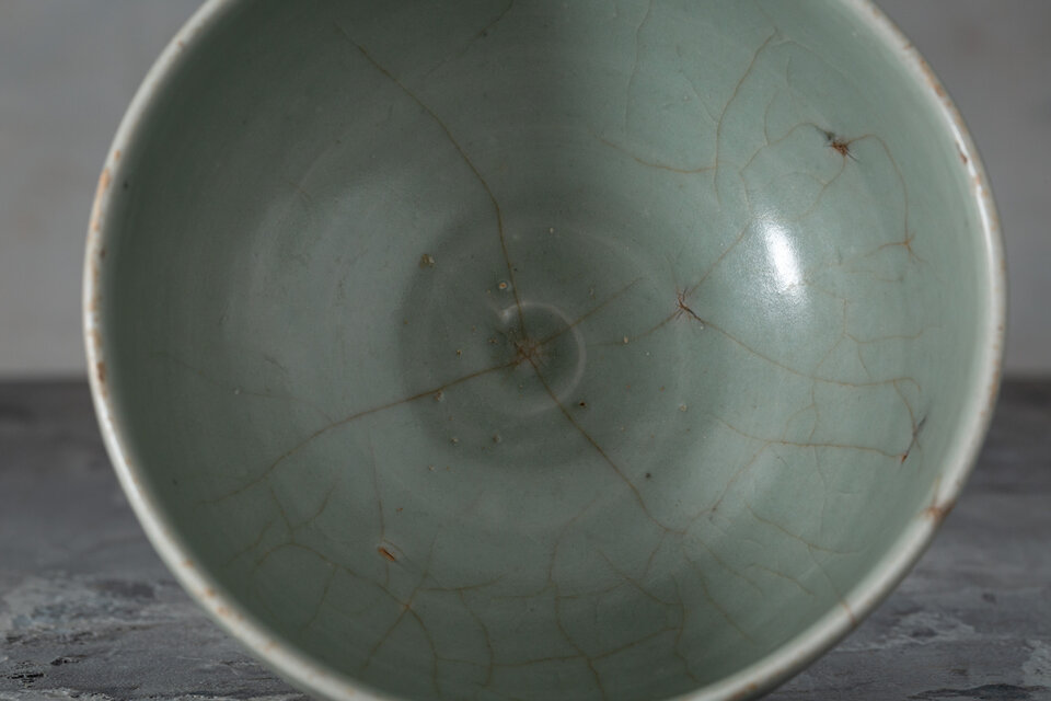 龍泉窯 青磁茶碗 元時代様式 粉青 波状文 連弁文 中国古陶磁 14世紀頃