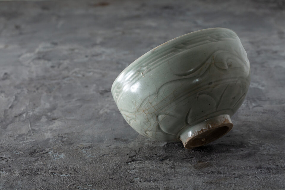 龍泉窯 青磁茶碗 元時代様式 粉青 波状文 連弁文 中国古陶磁 14世紀頃