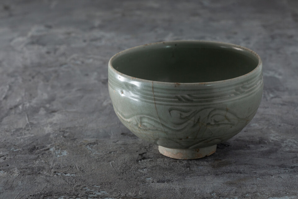 龍泉窯 青磁茶碗 元時代様式 粉青 波状文 連弁文 中国古陶磁 14世紀頃