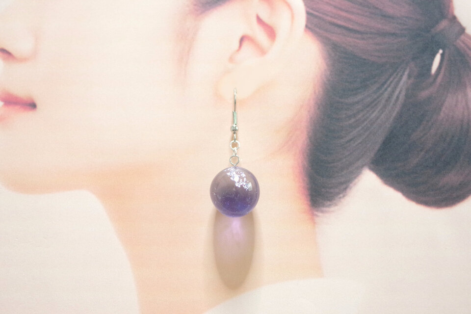 レジンアート 球体のピアス〈主の祈り〉 | iichi 日々の暮らしを