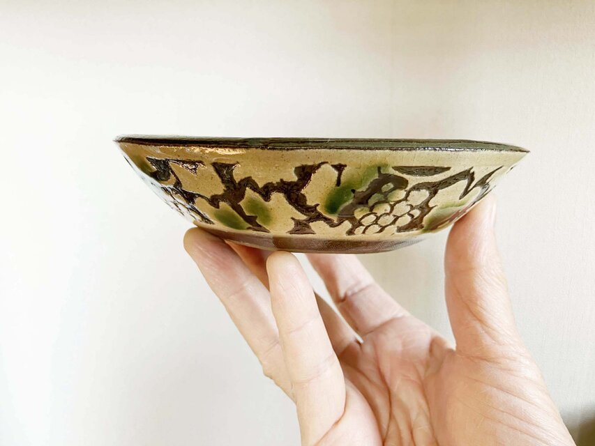 ぶどう文楕円小鉢（二彩） Small bowl 陶器 | iichi 日々の暮らしを
