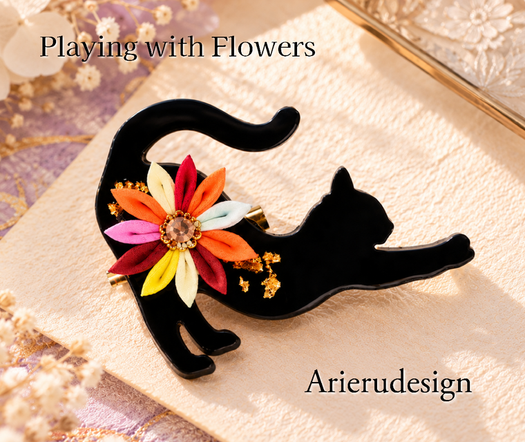 花遊ぶ黒猫のブローチ【Black Cat Playing with Flowers 】– Orange