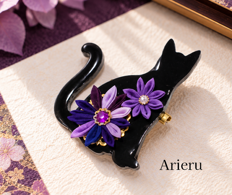 花遊ぶ黒猫のブローチ【Black Cat Playing with Flowers 】– purple