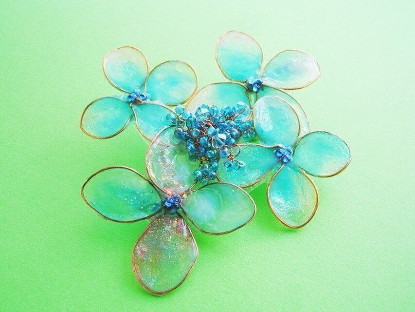 ガクアジサイのブローチ（ライトブルー）
