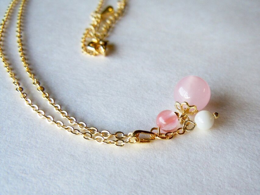 みずみずしいピンクのペンダント