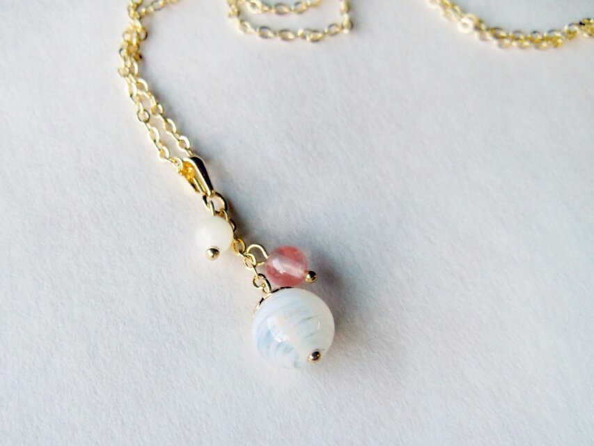 爽やかな白いビーズのペンダント