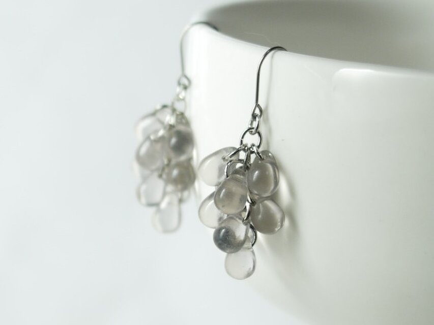 チェコ小粒ドロップのじゃらじゃらピアス 藤房