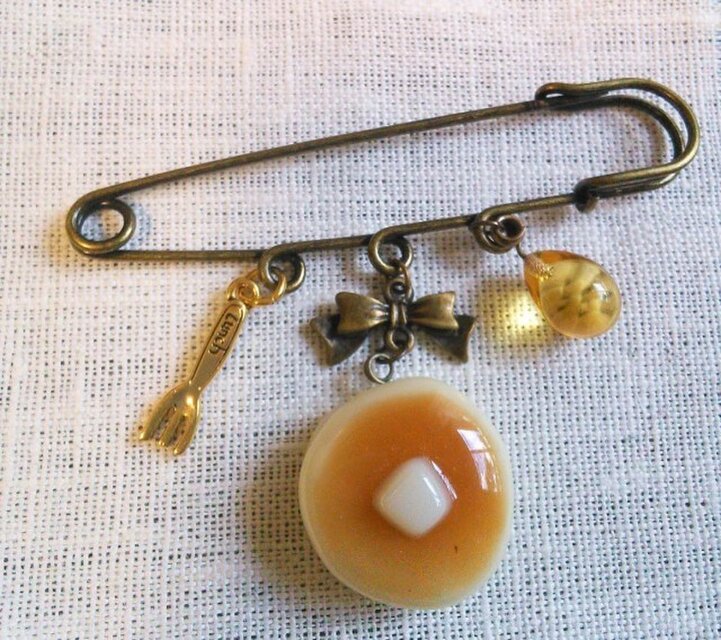 ホットケーキのブローチ（ハニー）