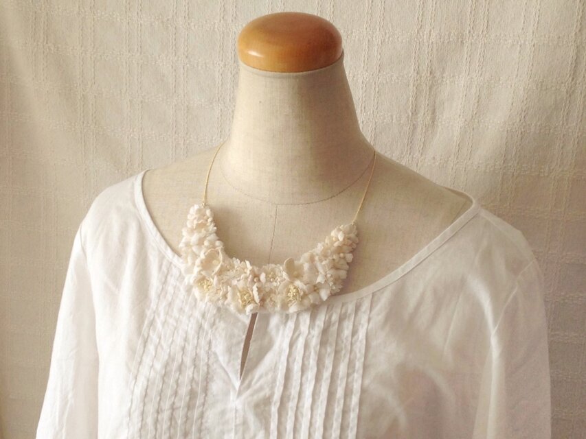 染め花の三日月型ネックレス(M・オフホワイト)