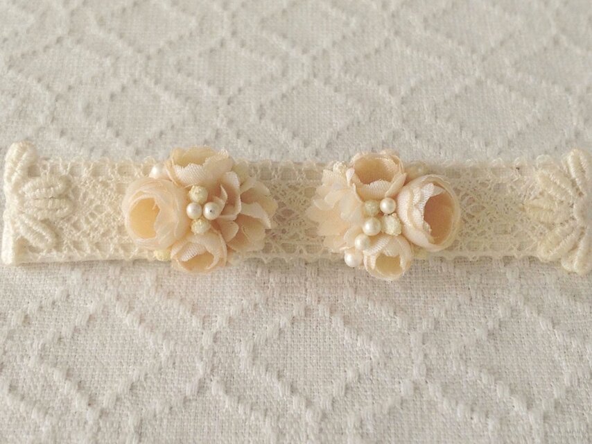 小花のくっつきピアス(ベージュホワイト)