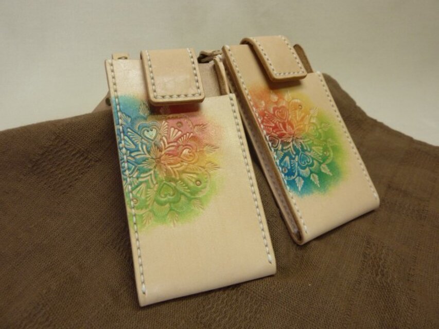 にじいろサークルのiPhoneポーチ