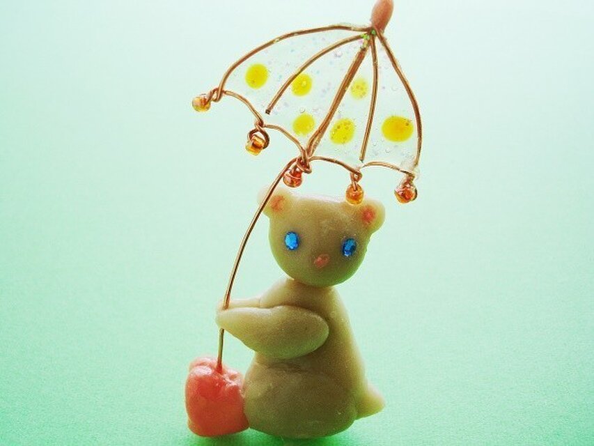 テディと雨傘（ブローチ）